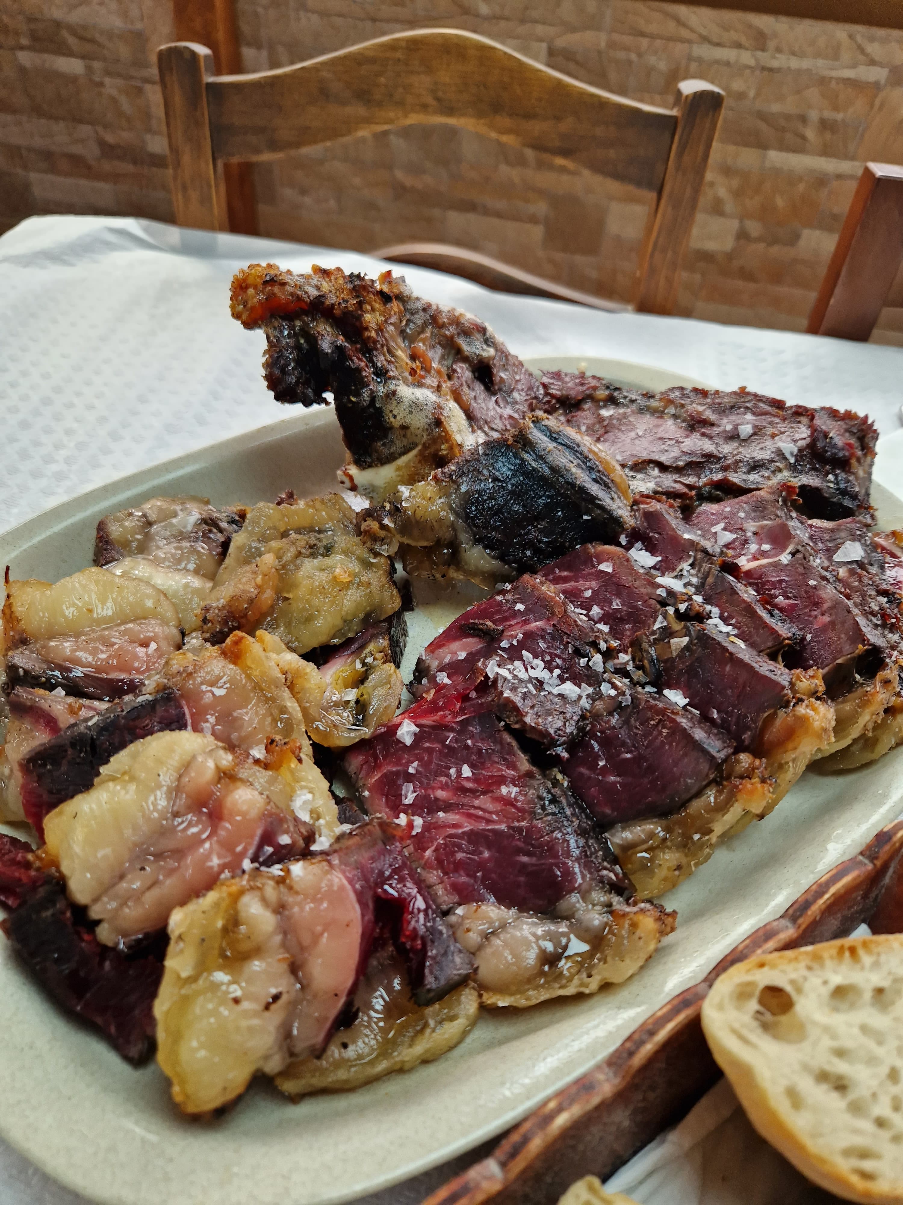 Chuletón en su punto en Mesón Delfín